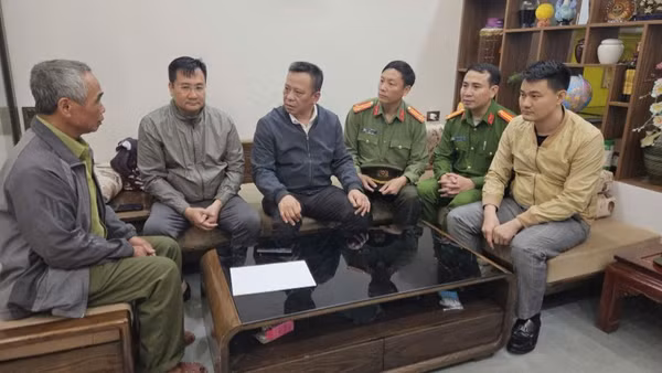 Lãnh đạo Công an tỉnh Hưng Yên thăm hỏi gia đình nạn nhân. (Ảnh Công an cung cấp)