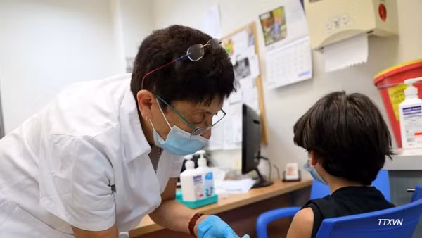 Ảnh minh họa: Nhân viên y tế tiêm vaccine cho người dân tại Modiin, Israel. (Ảnh: THX/TTXVN)