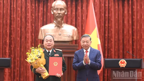 Tổng Bí thư, Chủ tịch nước Tô Lâm trao Quyết định thăng quân hàm Thượng tướng đối với đồng chí Lê Quang Đạo, Phó Tổng Tham mưu trưởng Quân đội nhân dân Việt Nam. (Ảnh: ĐĂNG KHOA)