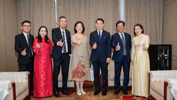 Thứ 4 từ bên phải sang Bà Quách Trúc Thanh-Phó cục trưởng Cục Văn hóa và Du lịch Bắc Kinh, thứ 2 từ phải sang ông Đỗ Quang Tùng-Tham tán Đại sứ quán Việt Nam tại Bắc Kinh. (Ảnh: KHÔI MINH)
