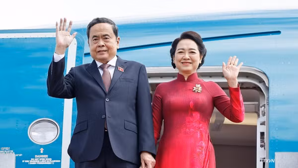 Chủ tịch Quốc hội Trần Thanh Mẫn và Phu nhân đến thủ đô Seoul, bắt đầu thăm chính thức Hàn Quốc. (Ảnh: TTXVN)