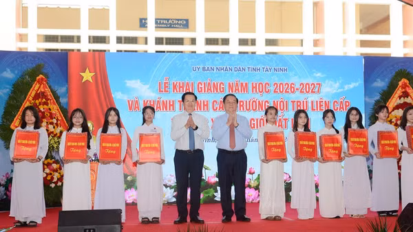 Đại tướng Nguyễn Trọng Nghĩa trao học bổng tặng học sinh có hoàn cảnh khó khăn. (Ảnh: Báo Quân đội nhân dân)