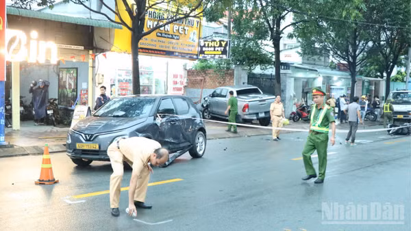 Lực lượng Công an thành phố Đồng Nai phong tỏa hiện trường, khám nghiệm điều tra làm rõ nguyên nhân vụ tai nạn. (Ảnh: THIÊN VƯƠNG)