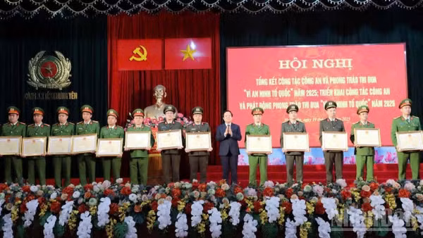 Chủ tịch Ủy ban nhân dân tỉnh Hưng Yên Phạm Quang Ngọc tặng Bằng khen của tỉnh cho các tập thể, cá nhân có thành tích xuất sắc trong năm 2025.