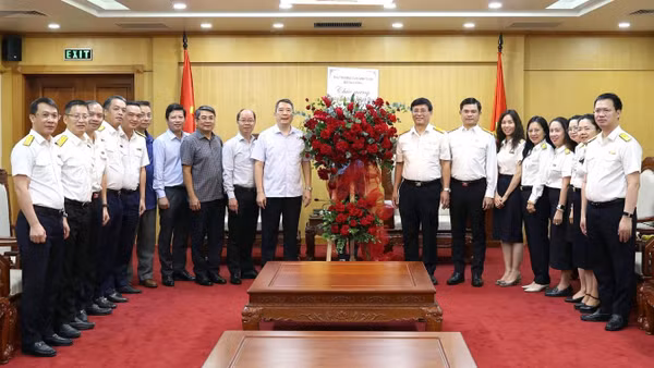 Thứ trưởng Cao Anh Tuấn thay mặt Lãnh đạo Bộ Tài chính tặng lẵng hoa tươi thắm chúc mừng ngành Thuế Việt Nam. (Ảnh: Cục Thuế)