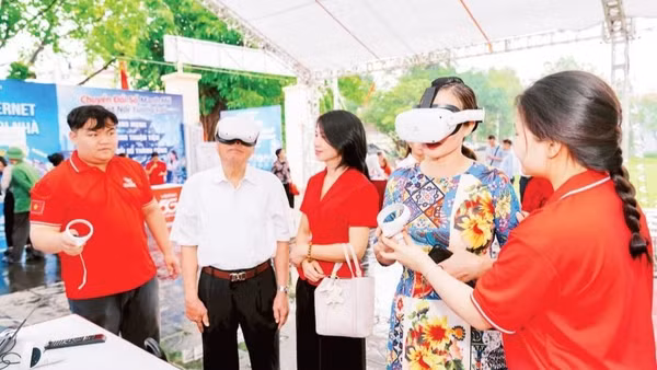 Người dân tham gia các hoạt động trải nghiệm tại Nhà văn hóa số trên địa bàn xã Đông Anh. (Ảnh GIANG NAM)