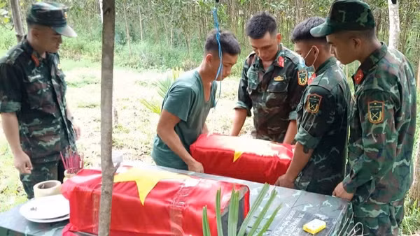 Ba hài cốt liệt sĩ được tìm thấy tại xã Quế Phước. (Ảnh: QUANG CƯỜNG)
