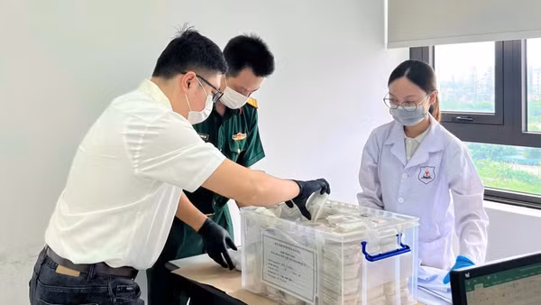 Tiến hành bàn giao mẫu cho Viện Pháp y quốc gia. (Ảnh: DUY ĐỨC). 