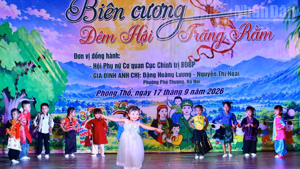 Các cháu thiếu nhi ở khu vực biên giới Huổi Luông xã Phong Thổ biểu diễn văn nghệ tại Chương trình Biên cương-Đêm hội trăng rằm.