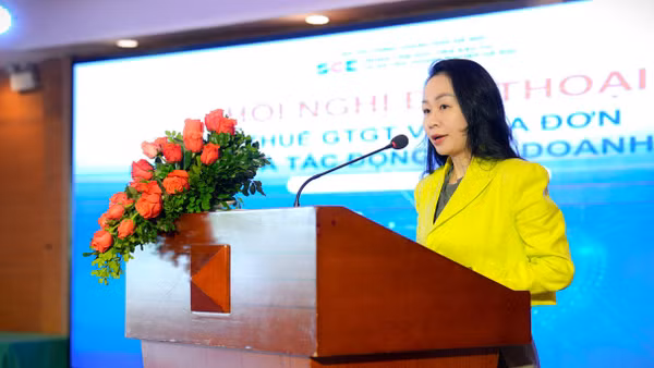 Phó Giám đốc Trung tâm Xúc tiến đầu tư và Hỗ trợ doanh nghiệp Hà Nội Nghiêm Thị Hoàng Anh phát biểu tại hội nghị. (Ảnh: KHÔI MINH)