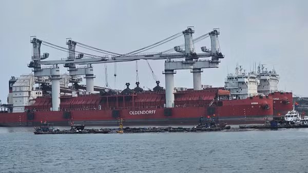 Tàu tải trọng lớn cập cảng, bốc, dỡ hàng hóa tại cảng nước sâu Nghi Sơn, tỉnh Thanh Hóa.