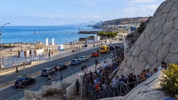 Người di cư vượt biên trái phép tiến vào Ceuta, vùng lãnh thổ của Tây Ban Nha ở Bắc Phi, ngày 30/7/2026. (Ảnh: Tân Hoa xã)