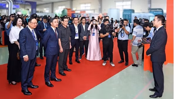 Đại diện SHB giới thiệu Giải pháp tài chính số SAHA Shop tới Thống đốc Phạm Đức Ấn và các đại biểu. (Ảnh: SHB) 