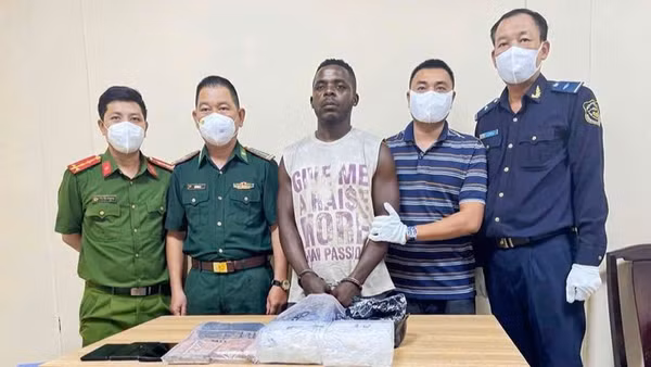 Lực lượng chức năng bắt giữ đối tượng Izuchukwu Calistus Odionye. (Ảnh: Đội Kiểm soát Hải quan, Chi cục Hải quan khu vực IX)