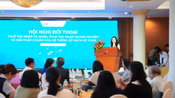 Hội nghị đối thoại về thuế thu nhập cá nhân, thuế thu nhập doanh nghiệp và chuẩn hóa sổ sách kế toán. (Ảnh: KHÔI MINH)