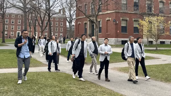 Một đoàn khách tham quan đi qua khuôn viên Đại học Harvard ở Cambridge, Massachusetts. (Ảnh: Đoàn Hùng-PV TTXVN)
