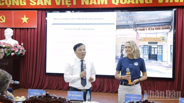 Các đại biểu trao đổi tại hội thảo. (Ảnh: MAI TÚ)