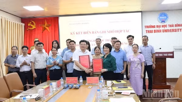 Quang cảnh buổi ký kết.