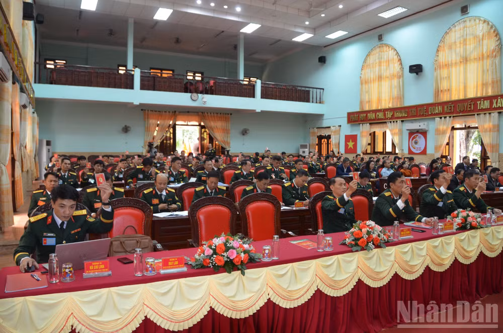 Đại biểu tham dự Đại hội biểu quyết thống nhất thông qua chỉ tiêu, phương hướng, giải pháp đề ra trong nhiệm kỳ 2025-2030.