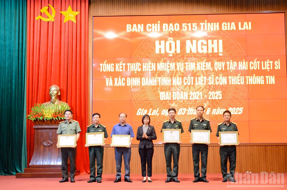 Đồng chí Nguyễn Thị Thanh Lịch trao Bằng khen tặng 6 tập thể và 14 cá nhân có thành tích trong thực hiện nhiệm vụ tìm kiếm, quy tập hài cốt liệt sĩ và xác định danh tính hài cốt liệt sĩ còn thiếu thông tin giai đoạn 2021-2025.