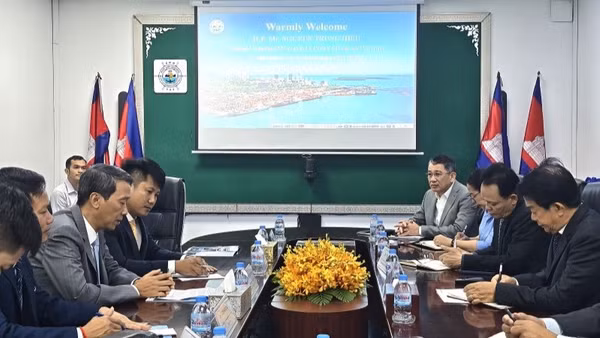 Quang cảnh buổi làm việc giữa Đoàn Tổng Lãnh sự quán Việt Nam tại Sihanoukville với lãnh đạo Quân cảng Ream. (Ảnh: CTV)