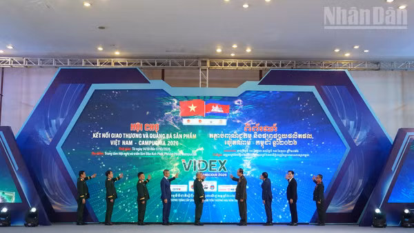 Các đại biểu thực hiện nghi thức khai mạc hội chợ. (Ảnh: ĐINH TRƯỜNG)