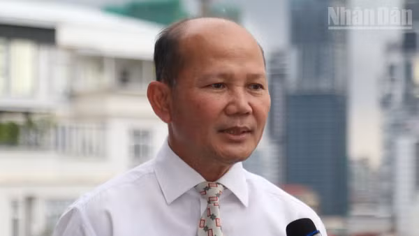 Nhà nghiên cứu Uch Leang - quyền Vụ trưởng Vụ Nghiên cứu Á-Phi và Trung Đông, Học viện Quan hệ Quốc tế Campuchia, Viện Hàn lâm Hoàng gia Campuchia, Chủ tịch Hội cựu sinh viên Campuchia từng học tại Việt Nam. (Ảnh: HUY VŨ)