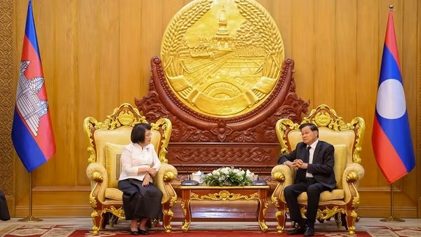 Tổng Bí thư Đảng Nhân dân Cách mạng Lào, Chủ tịch nước Lào Thongloun Sisoulith tiếp Chủ tịch Quốc hội Campuchia Khuon Sudary. (Ảnh: Cổng thông tin điện tử Đảng Nhân dân Campuchia)