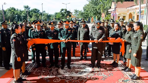 Các đại biểu hai Bộ Quốc phòng Việt Nam và Campuchia cắt băng khánh thành trụ sở mới của Sở chỉ huy Quân khu 3, Quân đội Hoàng gia Campuchia. (Ảnh: Bộ Quốc phòng Campuchia)