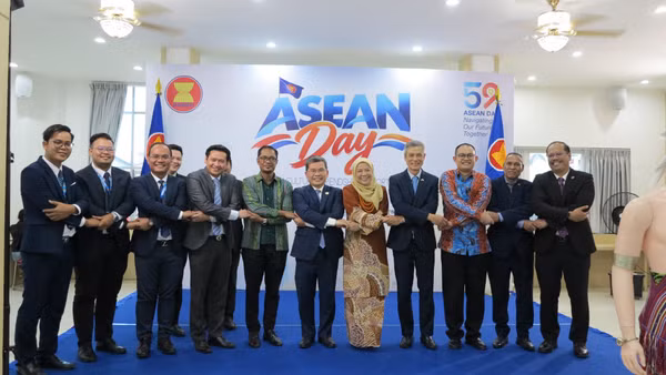 Các đại biểu chụp ảnh lưu niệm tại Ngày ASEAN. (Ảnh: CTV)
