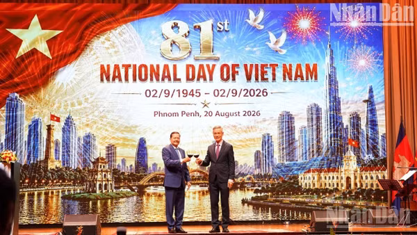 Phó Thủ tướng Thứ nhất Neth Savoeun và Đại sứ Nguyễn Minh Vũ cụng ly chúc mừng kỷ niệm 81 năm Quốc khánh Việt Nam. (Ảnh: ĐINH TRƯỜNG)