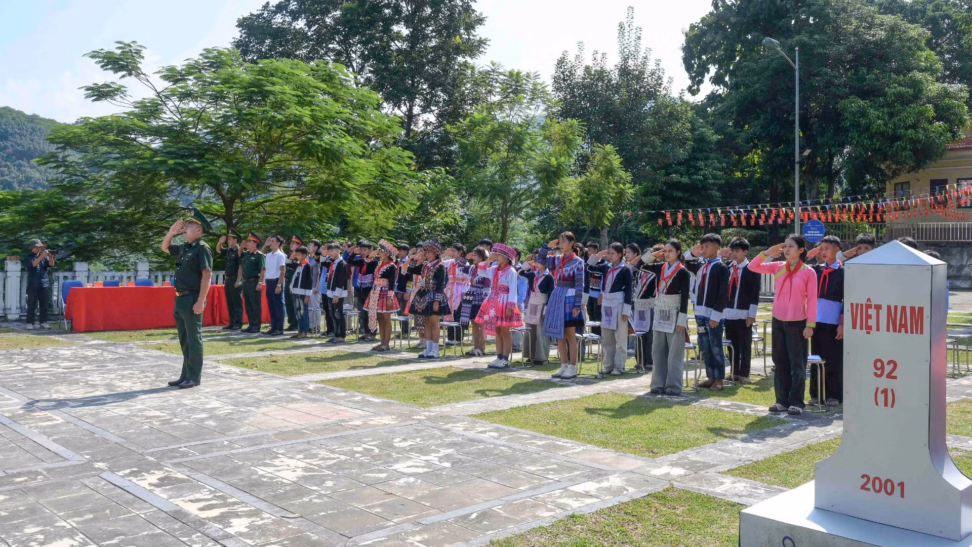 Tiết học biên cương được tổ chức dưới chân Cột cờ Lũng Pô - nơi con sông Hồng chảy vào đất Việt, cột cờ cao 31,43m tượng trưng cho đỉnh Fansipan nóc nhà Đông Dương cao 3.143m. (Ảnh: CÔNG HẢI)