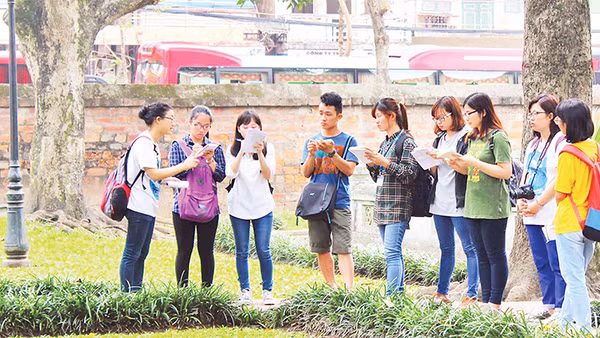 Các thành viên của HanoiKids chia sẻ kiến thức, kinh nghiệm tại Văn Miếu-Quốc Tử Giám để có thể thực hiện công việc dẫn tour tốt hơn.