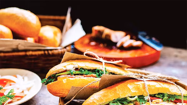 Bánh mì kẹp thịt là món ăn đường phố hấp dẫn thực khách hàng đầu thế giới. 