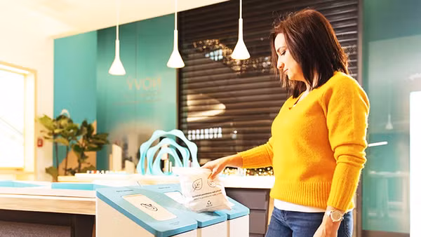 Thu gom đầu lọc thuốc lá tại một cửa hàng IQOS. Ảnh: PHILIP MORRIS INTERNATIONAL
