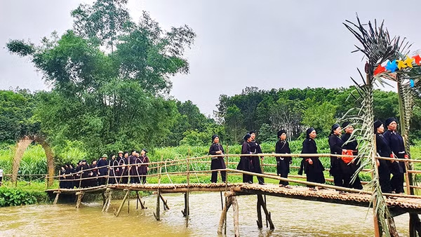 Người Xuân Dương đi qua dòng Bắc Sen để đến chợ tình hát Sli. Ảnh: CÔNG LUẬN