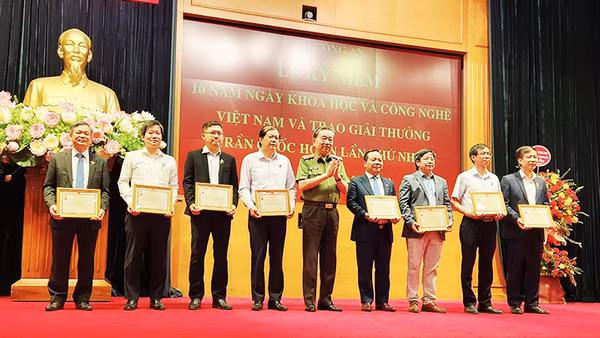 TS Đinh Viết Sang, Đại học Bách khoa Hà Nội (thứ ba từ trái sang) vinh dự được Bộ Công an trao tặng Kỷ niệm chương “Bảo vệ an ninh Tổ quốc” vì đã có nhiều thành tích đóng góp trong sự nghiệp bảo vệ an ninh Tổ quốc.