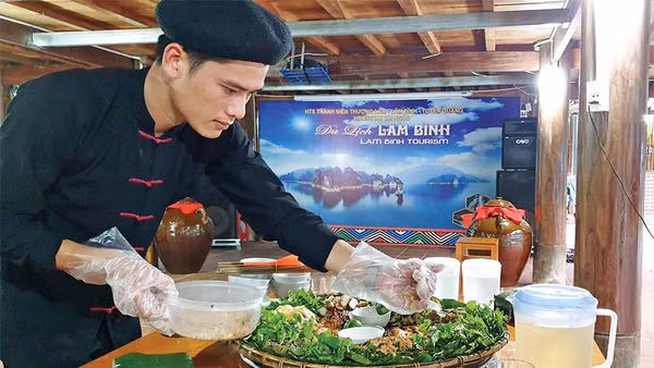 Chẩu Thanh Ngà làm cơm phục vụ du khách.