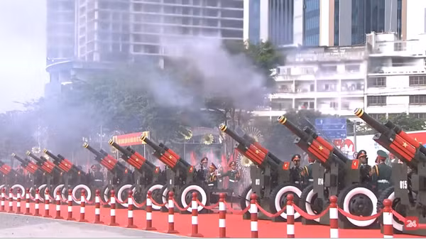 Toàn cảnh Lễ Diễu binh, diễu hành kỷ niệm 50 năm Ngày Giải phóng miền Nam, thống nhất đất nước 