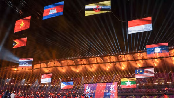 Đoàn thể thao Việt Nam diễu hành trên sân vận động Morodok Techo trong Lễ bế mạc SEA Games 32. (Ảnh: TTXVN)