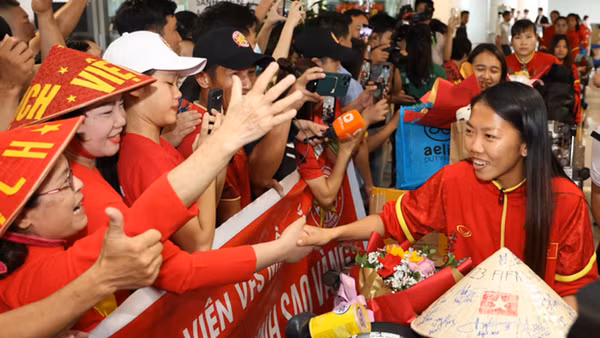 Đội trưởng Huỳnh Như được người hâm mộ chào đón tại sân bay Nội Bài. (Ảnh: VFF)