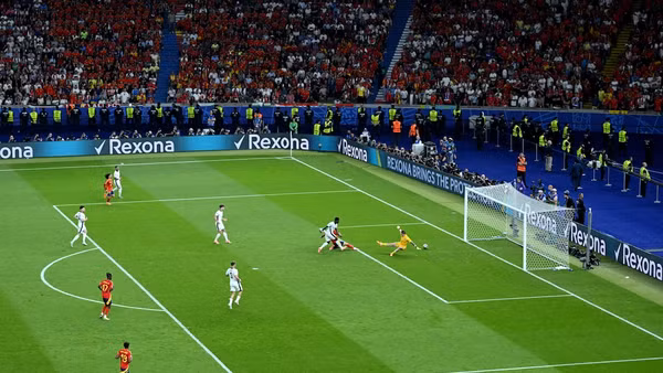 Tình huống Mikel Oyarzabal ghi bàn thắng thứ hai.
