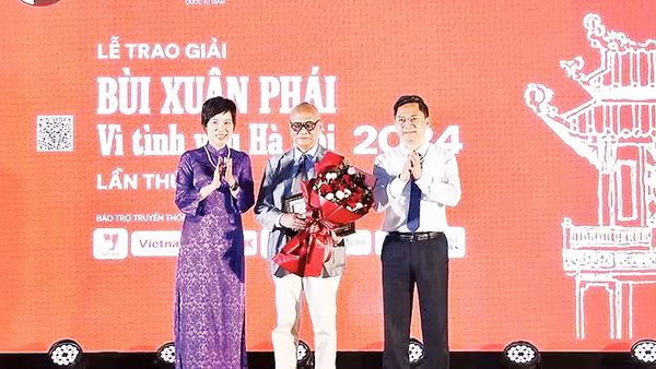 Giáo sư Hoàng Đạo Kính được trao giải Bùi Xuân Phái - Vì tình yêu Hà Nội năm 2024.