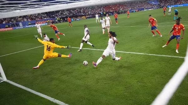 Bàn thắng thứ 2 vào lưới đội tuyển Pháp trong trận Pháp-Tây Ban Nha tại Euro 2024. (Ảnh: Reuters)