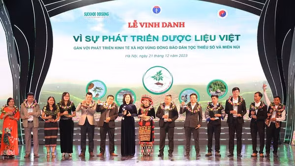 Bộ trưởng Y tế Đào Hồng Lan trao Cúp vinh danh Vì sự phát triển dược liệu Việt cho các hợp tác xã tiêu biểu.