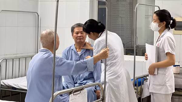 Khám, chữa bệnh cho người tham gia bảo hiểm y tế tại Bệnh viện đa khoa Đông Anh (Hà Nội). (Ảnh: NHẬT ANH) 