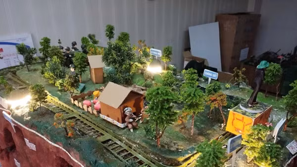 Mô hình Địa đạo Củ Chi của nhóm học sinh Trường THCS Cầu Giấy (Hà Nội). (Ảnh LÊ DUY)