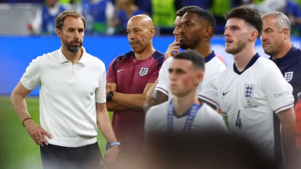Huấn luyện viên Gareth Southgate và các thành viên tuyển Anh sau trận đấu. (Ảnh: Reuters) 