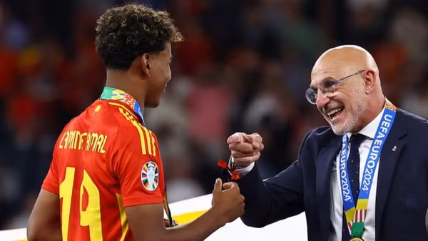 Huấn luyện viên Luis de la Fuente ăn mừng chức vô địch EURO 2024 cùng Lamine Yamal. (Ảnh: Reuters) 