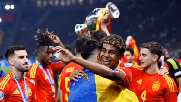 Các cầu thủ Tây Ban Nha ăn mừng cùng chiếc cúp vô địch EURO 2024. (Ảnh: Reuters) 